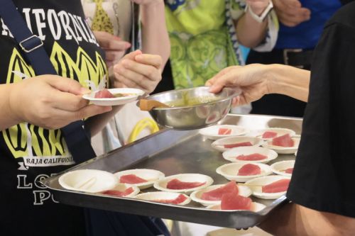 試食配布の一コマ