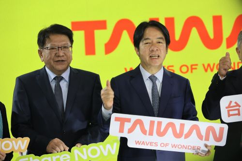 各ブースを視察(隣は総統府の潘孟安秘書長)