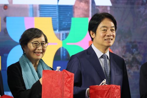 最後の方はお疲れ気味(隣は台湾観光協会の葉菊蘭栄誉会長)