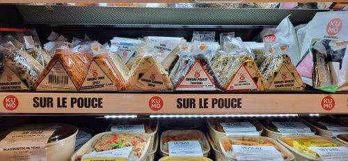 鮭マヨ、ツナ、キムチ、照り焼きと、フランス人好みの味のおにぎりが陳列