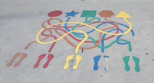 近所の学校前の歩道にあるポップスコッチ。２０２５年２月撮影