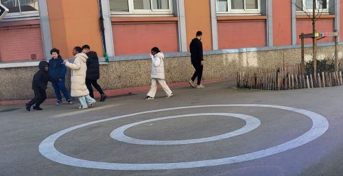 学校横のスペースで戯れる子供たち