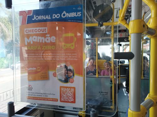 バスの車内に表示された「Mamãe Tarifa Zero（ママ・タリファ・ゼロ）」の案内