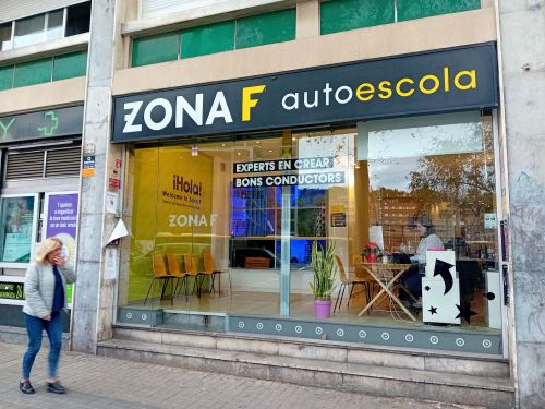 一見するとショップ風なバルセロナ市内に数か所ある教習所