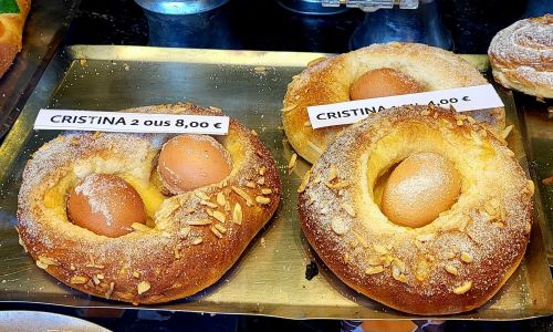 殻付き卵がのったパンが8ユーロ/1300円!