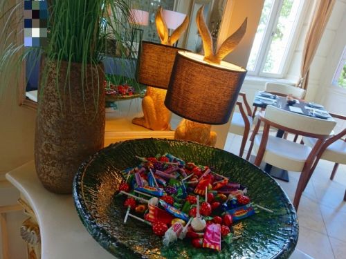 イースターの日、子どもたちはお菓子の卵やウサギハントをして楽しみます