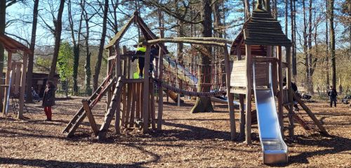 子供の遊具は、なるべく丸太で作られていて自然の中に溶け込んでいた