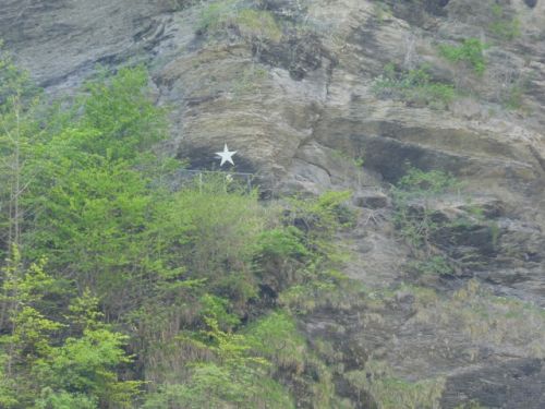 滝近くの崖に白い星マークが。ホームズ(とモリアーティ教授)の終焉地を表しています