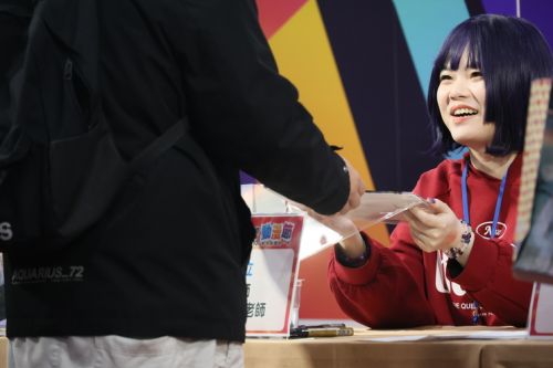 ファンにサインを手渡しながらお話しする白靈子さん