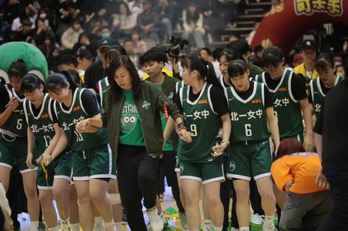 手をつなぎ、応援席へ向かう選手と駱燕萍ヘッドコーチ(左から4人目)