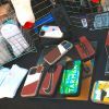 ボールの革をリサイクルした製品が並ぶ手工芸品店