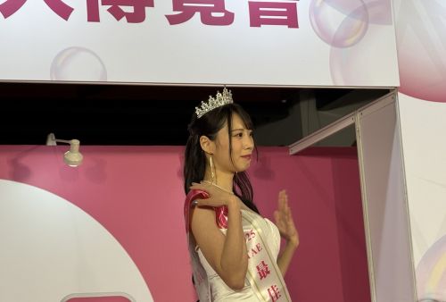 登場時から涙を堪えているように見える月野江すいさん