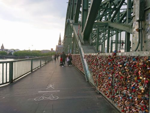 ホーエンツォレルン橋にある歩道フェンスには、ぎっしり錠前が