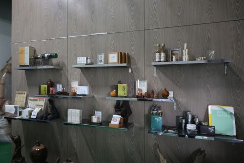 入口を入ってすぐのところにある棚には、製品化された健康食品が展示