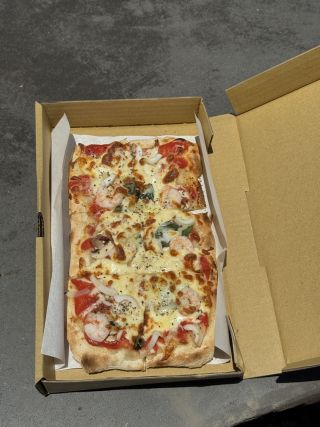 本格的な窯で焼いたシーフードピザ