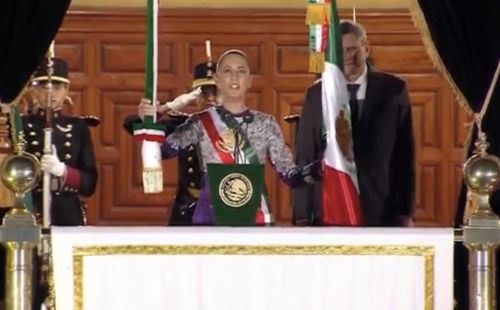 国立宮殿のバルコニーに立つシェインバウム大統領ご夫妻