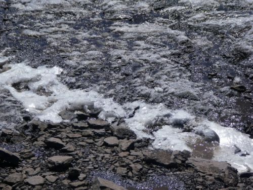 氷河の下には土が見えています