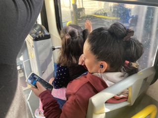 見知らぬご婦人の膝に座る女の子