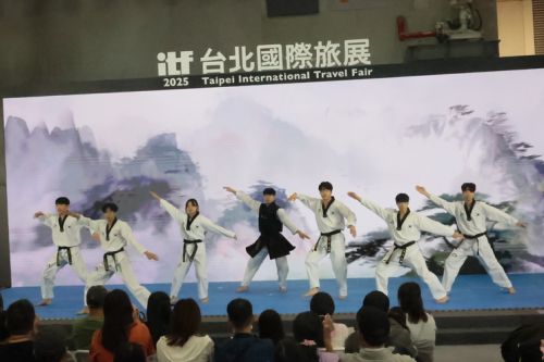 最初は全員で型披露