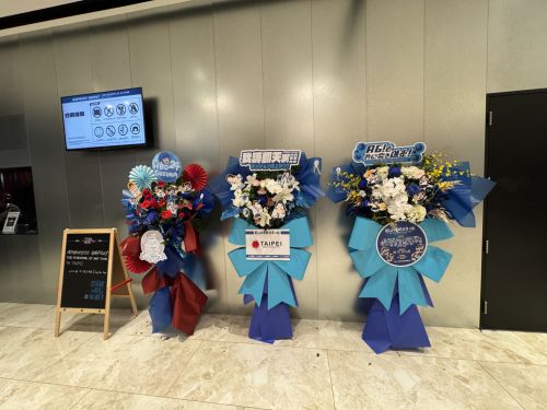 会場に置かれた花など