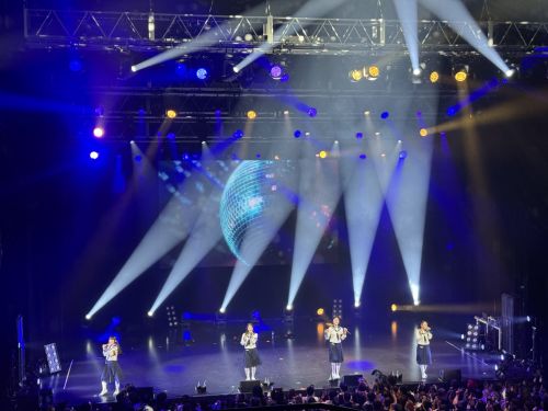 オトナブルーでの首振りもあり