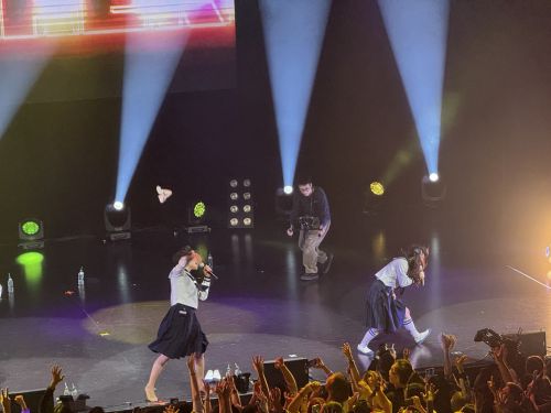 自分が履いていた靴下も靴も客席に投げ入れるS U Z U K Aさん