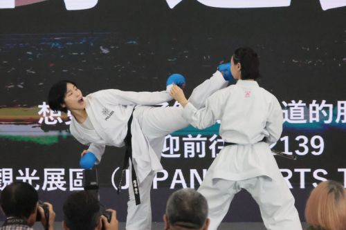 もう一人の講師、染谷香予（そめや　かよ）先生も登壇して演武も披露