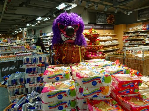 カーニバルの伝統菓子がスーパーで山積みになっていました