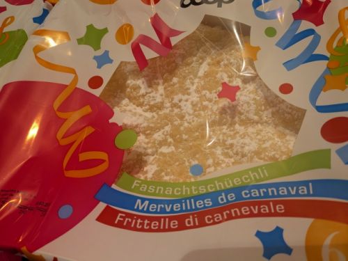 薄くて白いせんべいのような「ファスナハト・シュエシュリ」