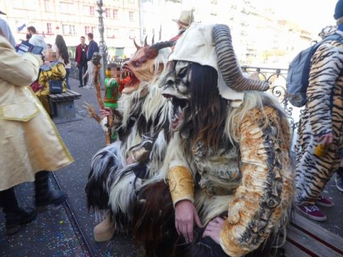 様々にクリエイティブなコスチュームの人たちがたくさん