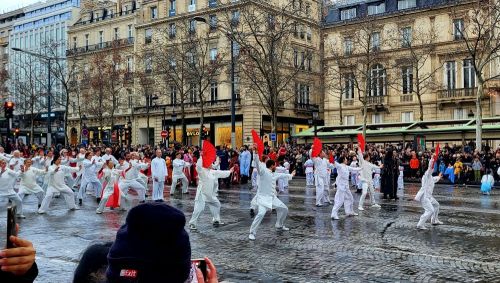 ６０人の太極拳集団パフォーマンス