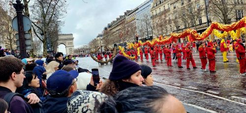 凱旋門からスタートする幾つもの通りを練り歩くパレード