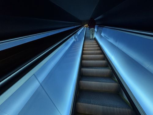 神秘的な空間を移動