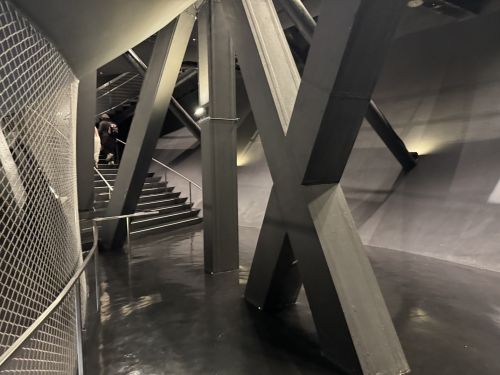 エスカレーター到着後、階段を上って座席へ移動