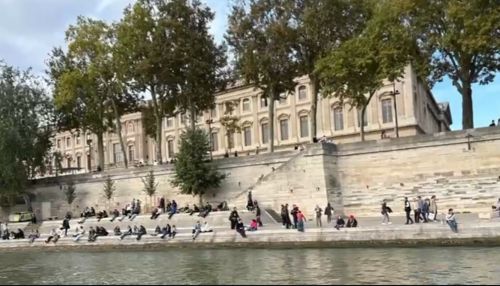 水位が通常の場合、川岸の歩道には、人々が座ったりして憩いの場所になる