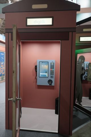 今や見かけることも少なくなった電話ボックス